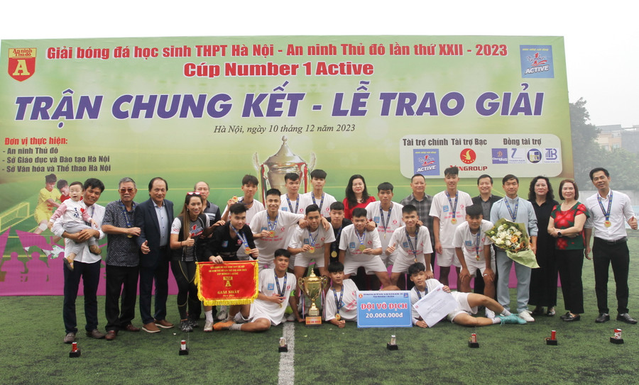 Ban tổ chức trao giải cho đội đoạt giải Nhất.