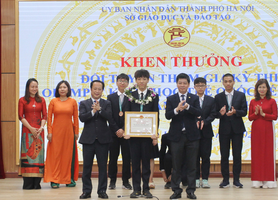 Hoàng Phạm Minh Khánh, lớp 10G0 Trường THCS - THPT Newton nhận bằng khen của UBND TP Hà Nội. Hoàng Phạm Minh Khánh, lớp 10G0 Trường THCS - THPT Newton nhận bằng khen của UBND TP Hà Nội.