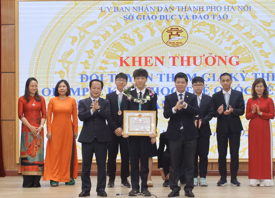 Hoàng Phạm Minh Khánh, lớp 10G0 Trường THCS - THPT Newton nhận bằng khen của UBND TP Hà Nội.