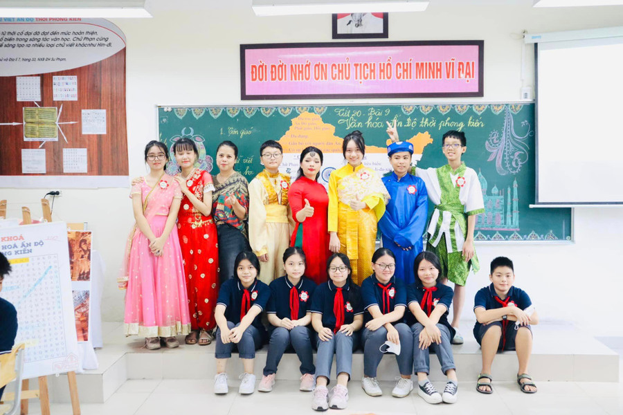 Cô Đỗ Thị Hiên và học trò sau giờ dạy bài học Văn hóa Ấn Độ thời phong kiến.