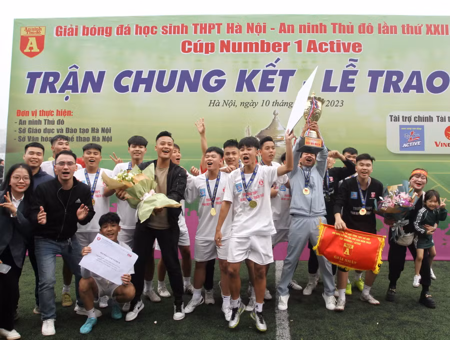 Đội tuyển Trường THPT Phan Huy Chú Thạch Thất mừng chức vô địch.