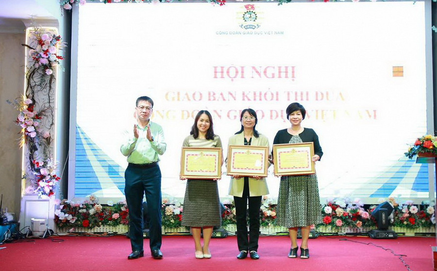 Các đơn vị được nhận bằng khen đã có thành tích xuất sắc trong Chương trình “01 triệu sáng kiến - nỗ lực vượt khó, sáng tạo, quyết tâm chiến thắng đại dịch Covid -19”.