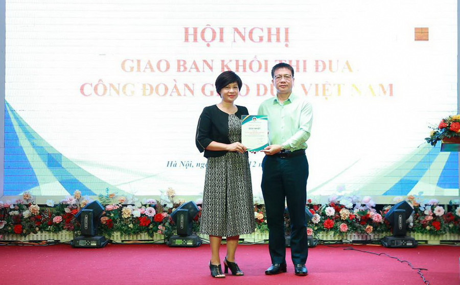 Công đoàn Giáo dục Việt Nam trao giải Nhất Cuộc thi truyền thông hoạt động công đoàn, nhiệm kỳ 2018 - 2023 cho Trường Đại học Kinh tế Quốc dân.