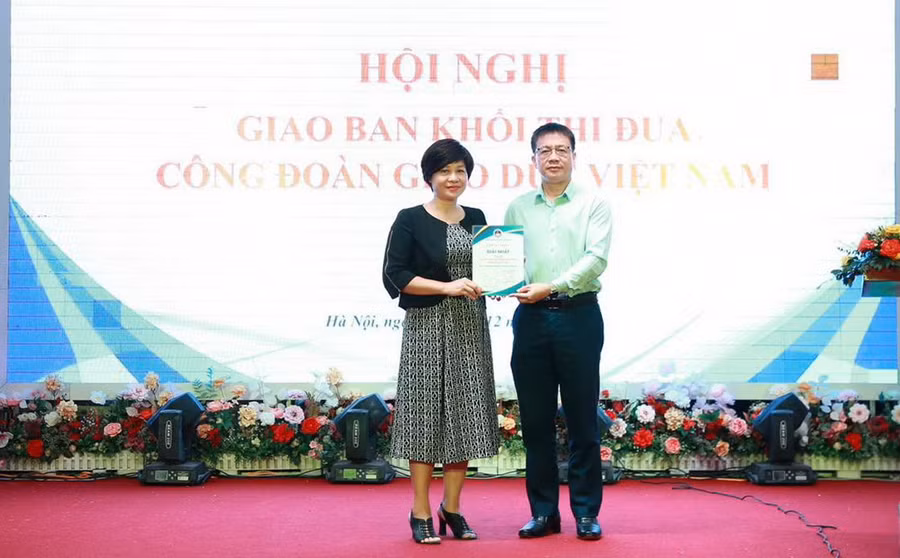 Công đoàn Giáo dục Việt Nam trao giải Nhất Cuộc thi truyền thông hoạt động công đoàn, nhiệm kỳ 2018 - 2023 cho Trường Đại học Kinh tế Quốc dân.