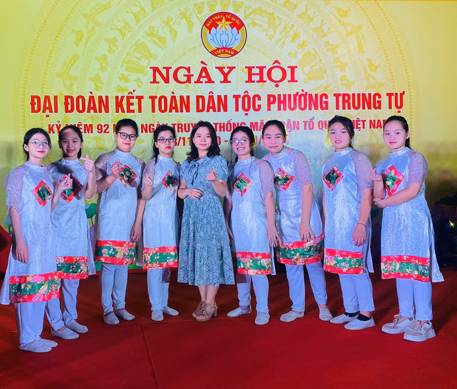 Cô Hiên và học sinh Trường THCS Khương Thượng trong một buổi biểu diễn văn nghệ.