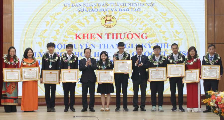 Lãnh đạo Sở GD&ĐT Hà Nội trao bằng khen của UBND TP Hà Nội cho các thành viên đội tuyển Olympic khoa học trẻ quốc tế năm 2023.