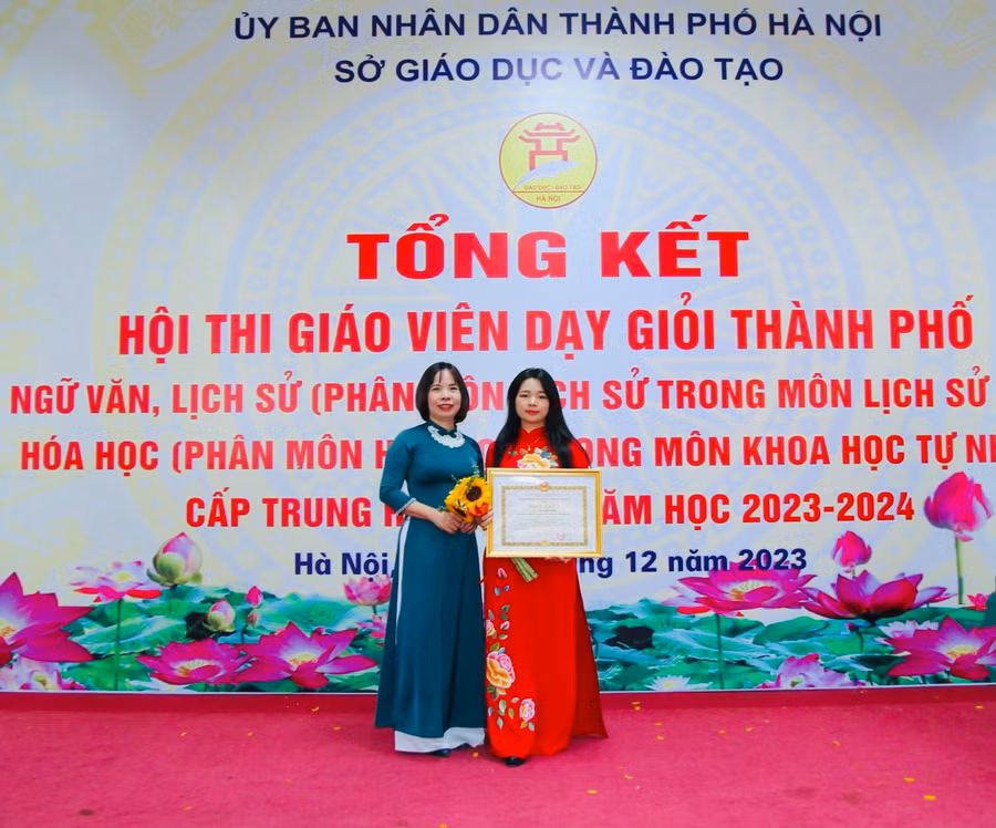 Cô Bùi Thị Hồng Thủy - Hiệu trưởng Trường THCS Khương Thượng chúc mừng đồng nghiệp đoạt giải Nhất trong Hội thi giáo viên dạy giỏi cấp thành phố.