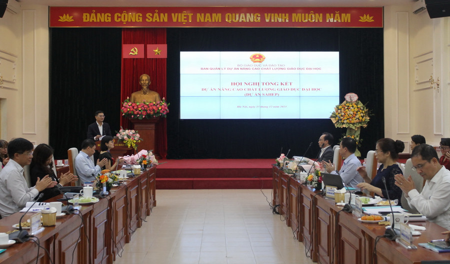 Giám đốc Ban Quản lý dự án SAHEP Đặng Văn Huấn báo cáo kết quả dự án. Giám đốc Ban Quản lý dự án SAHEP Đặng Văn Huấn báo cáo kết quả dự án.