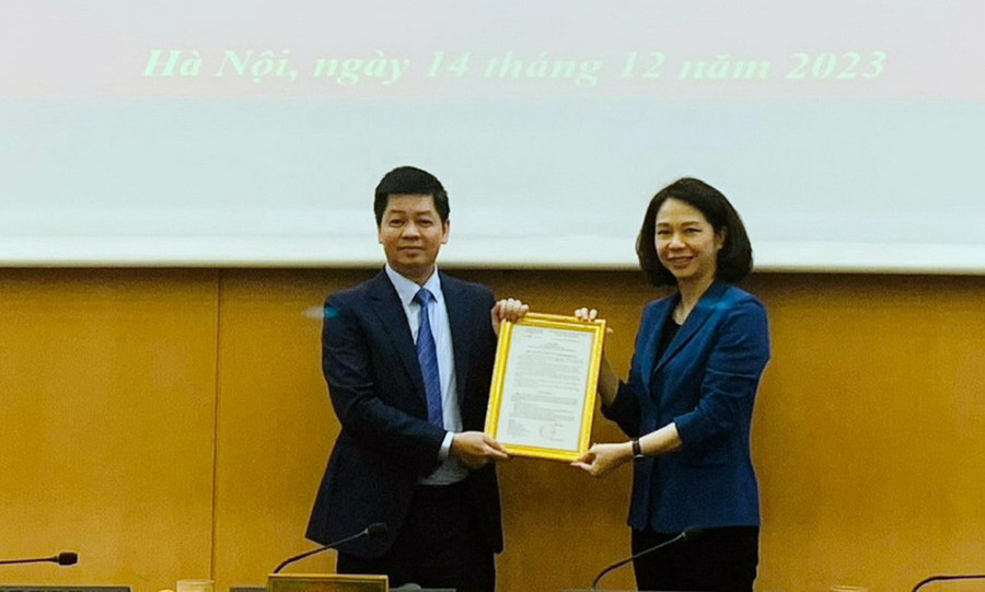 Phó Chủ tịch UBND TP Hà Nội Vũ Thu Hà trao quyết định bổ nhiệm cho ông Phạm Quốc Toản. Phó Chủ tịch UBND TP Hà Nội Vũ Thu Hà trao quyết định bổ nhiệm cho ông Phạm Quốc Toản.