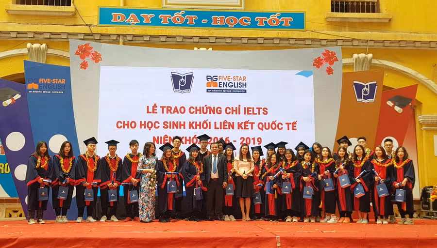 Lãnh đạo Sở GD&ĐT Hà Nội trao chứng chỉ cho các em học sinh
