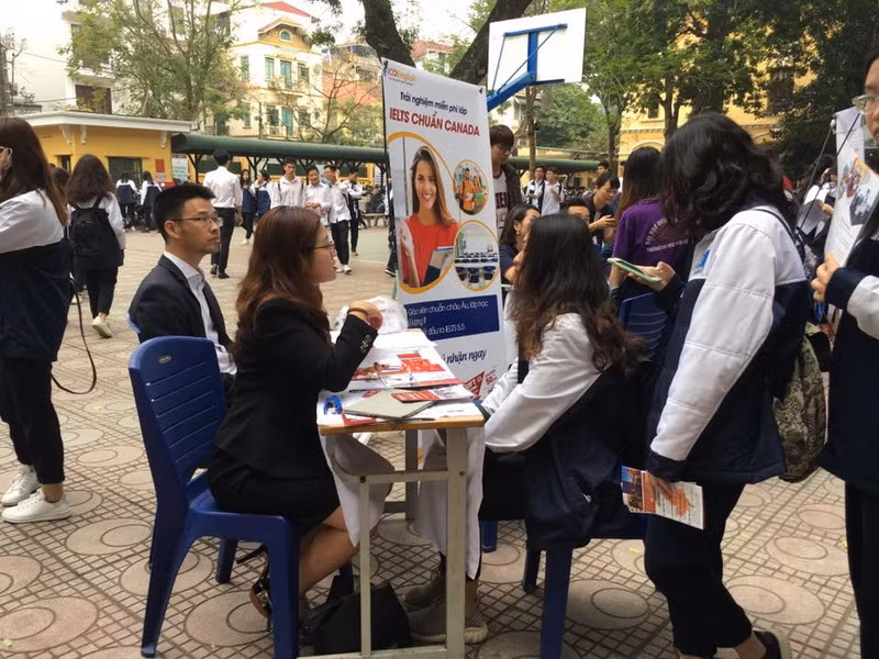 Học sinh Trường THPT Phan Đình Phùng tại buổi tư vấn hướng nghiệp chiều 2/3