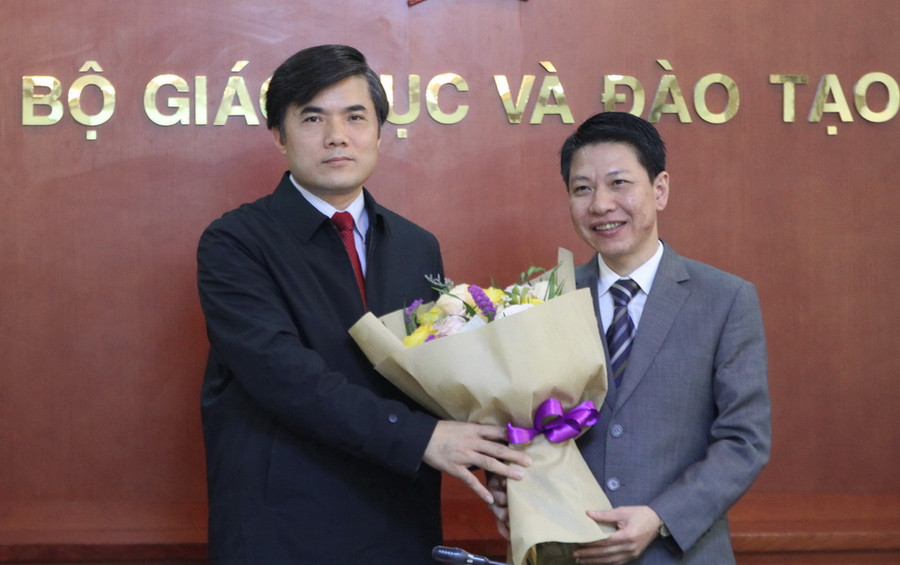 Ông Bùi Văn Linh- Phó Vụ trưởng phụ trách Vụ Giáo dục Chính trị và Công tác học sinh sinh viên tặng hoa chúc mừng ông Nguyễn Xuân An Việt Ông Bùi Văn Linh- Phó Vụ trưởng phụ trách Vụ Giáo dục Chính trị và Công tác học sinh sinh viên tặng hoa chúc mừng ông Nguyễn Xuân An Việt