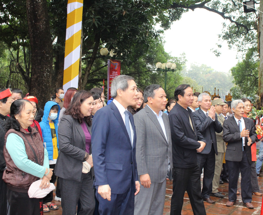 Các đại biểu và du khách thập phương trang nghiêm thực hiện các nghi lễ rước chân nhang Đức Thánh, Đức Thân Mẫu và rước Ấn tại lễ hội. Các đại biểu và du khách thập phương trang nghiêm thực hiện các nghi lễ rước chân nhang Đức Thánh, Đức Thân Mẫu và rước Ấn tại lễ hội.