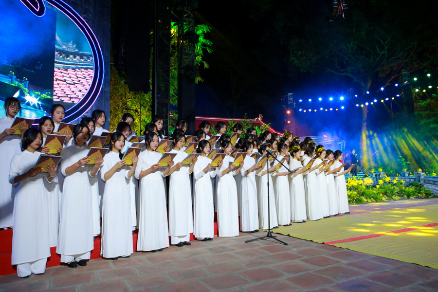 Đoàn hợp xướng tham gia biểu diễn tiết mục "Trăng khuất" của Viên Như.