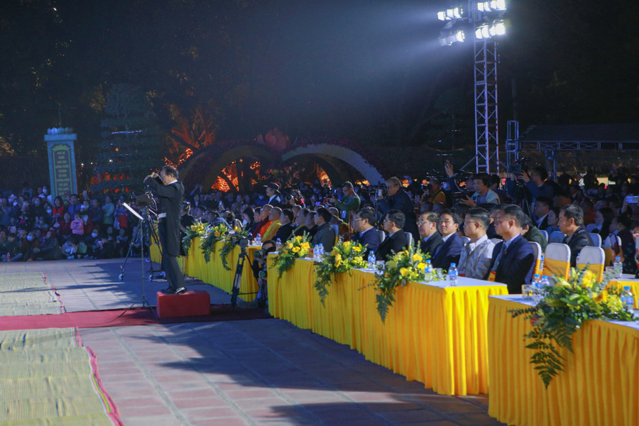 Đại biểu về dự đêm nhạc Phật.