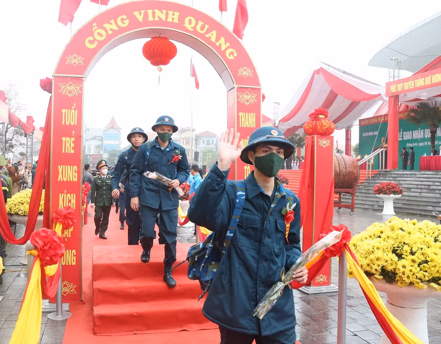 Tân binh huyện Đông Anh lên đường thực hiện nghĩa vụ với Tổ quốc.