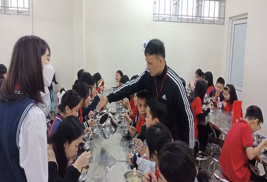 Đội ngũ nhân viên bếp cùng các thầy cô giáo ân cần chăm sóc bữa ăn cho từng học sinh.