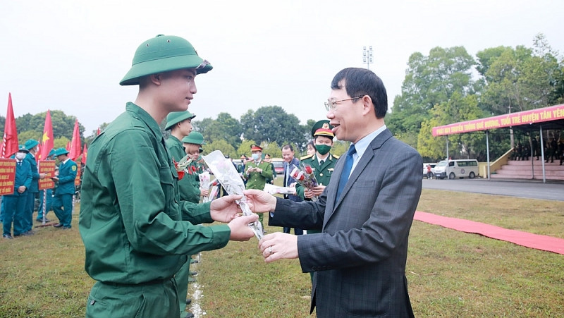 Ông Lê Ánh Dương, Chủ tịch UBND tỉnh Bắc Giang tặng hoa động viên tân binh lên đường nhận nhiệm vụ. Ông Lê Ánh Dương, Chủ tịch UBND tỉnh Bắc Giang tặng hoa động viên tân binh lên đường nhận nhiệm vụ.