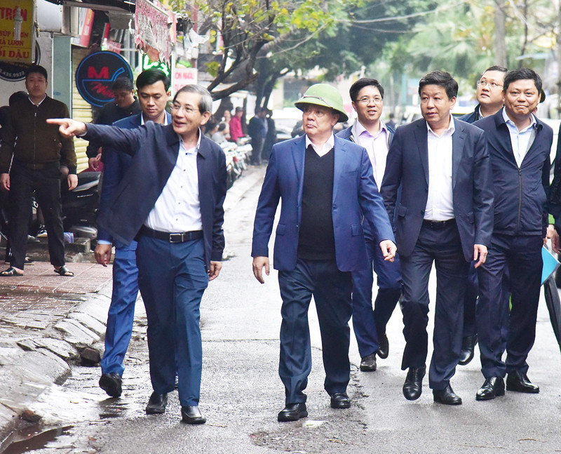 Bí thư Thành ủy Hà Nội Đinh Tiến Dũng kiểm tra công tác chỉ đạo, triển khai cải tạo, xây dựng lại chung cư cũ trên địa bàn quận Ba Đình (Ảnh HNM). Bí thư Thành ủy Hà Nội Đinh Tiến Dũng kiểm tra công tác chỉ đạo, triển khai cải tạo, xây dựng lại chung cư cũ trên địa bàn quận Ba Đình (Ảnh HNM).