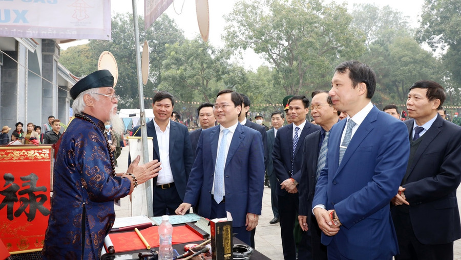 Bí thư Tỉnh ủy Bắc Ninh - Nguyễn Anh Tuấn cùng các đại biểu tham quan khu vực diễn ra các hoạt động của lễ hội.