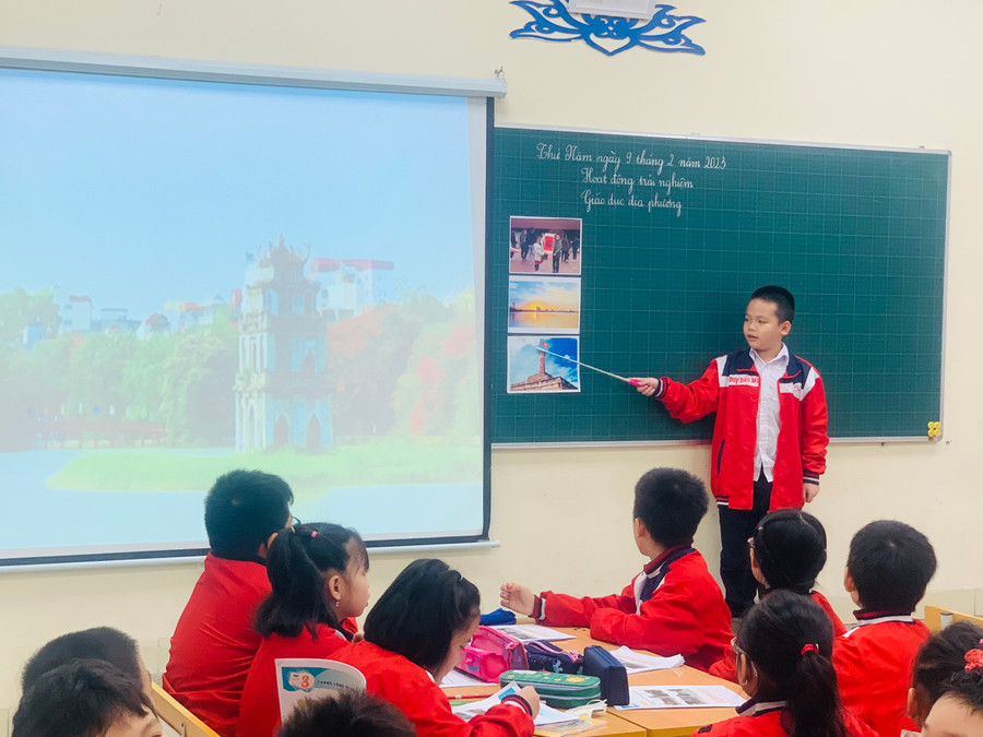 Học sinh hào hứng và chủ động trong việc học tài liệu giáo dục địa phương. Học sinh hào hứng và chủ động trong việc học tài liệu giáo dục địa phương.