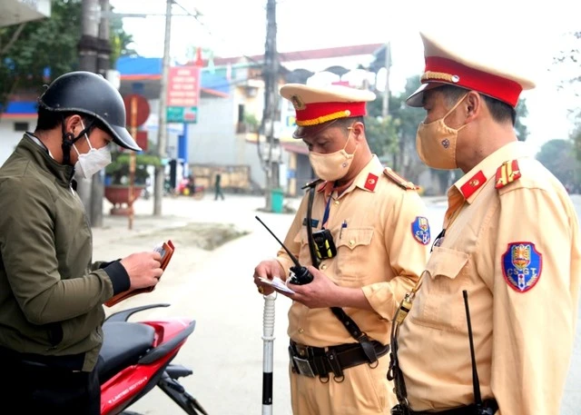 Lực lượng CSGT phát hiện nhiều trường hợp lái xe sử dụng giấy phép lái xe giả (Ảnh minh họa).