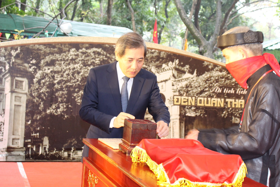 Ông Hoàng Minh Dũng Tiến - Bí thư Quận ủy Ba Đình thực hiện nghi thức Khai ấn và ký Ấn lệnh rước khai xuân. Ông Hoàng Minh Dũng Tiến - Bí thư Quận ủy Ba Đình thực hiện nghi thức Khai ấn và ký Ấn lệnh rước khai xuân.
