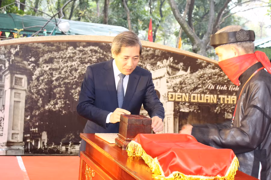 Ông Hoàng Minh Dũng Tiến - Bí thư Quận ủy Ba Đình thực hiện nghi thức Khai ấn và ký Ấn lệnh rước khai xuân.