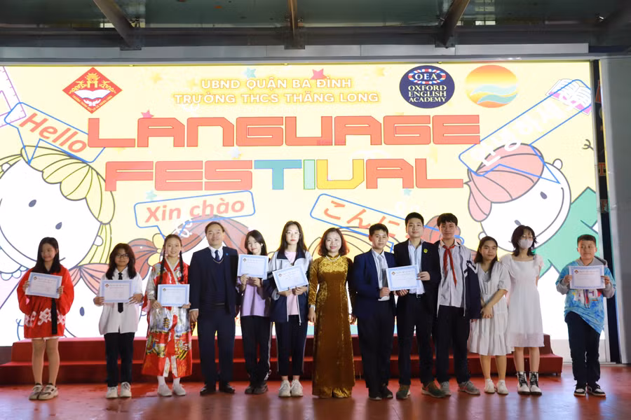Ban tổ chức trao giải cho học sinh tại Lễ hội ngôn ngữ năm 2023.