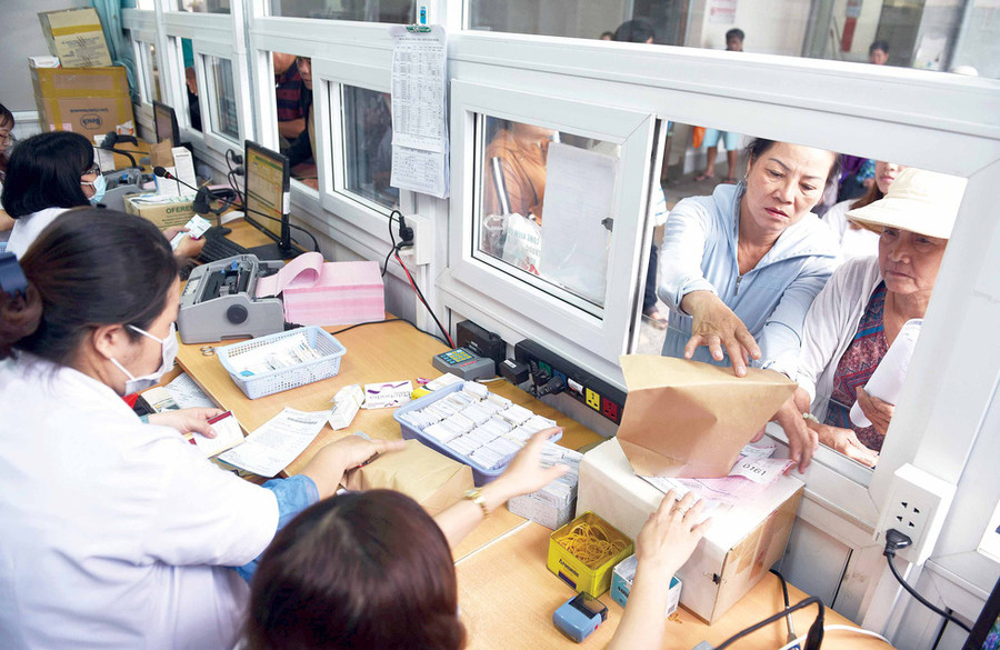 Các cơ sở y tế sử dụng túi giấy thay thế túi nilon để đựng thuốc. Các cơ sở y tế sử dụng túi giấy thay thế túi nilon để đựng thuốc.
