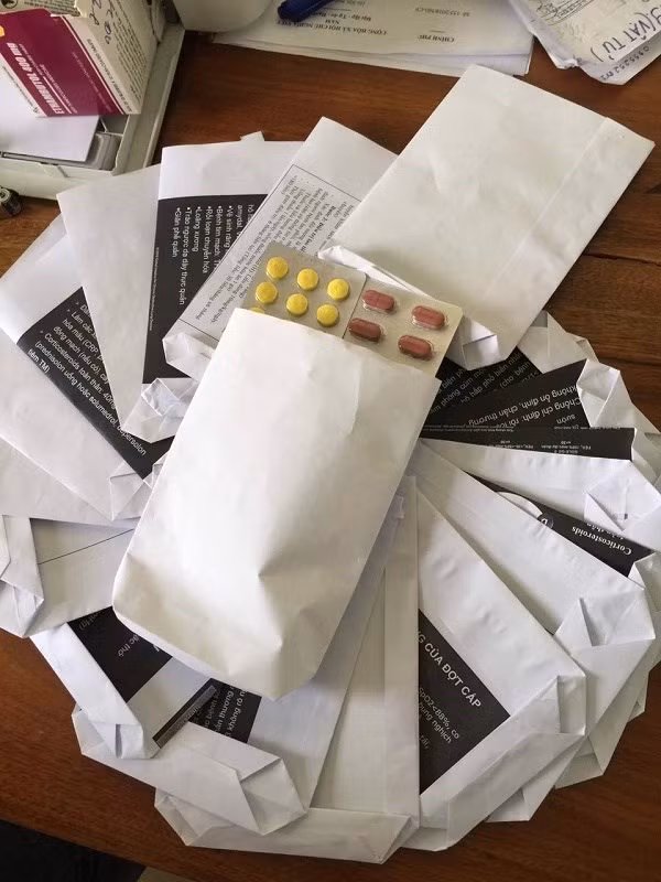 Các cơ sở y tế sử dụng túi giấy thay thế túi nilon để đựng thuốc.