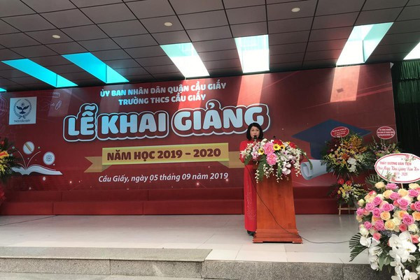 Cô giáo Lê Kim Anh, Bí thư chi bộ - Hiệu trưởng nhà trường đã đọc diễn văn khai giảng, đồng thời đưa ra một số định hướng phấn đấu trong năm học 2019 – 2020.