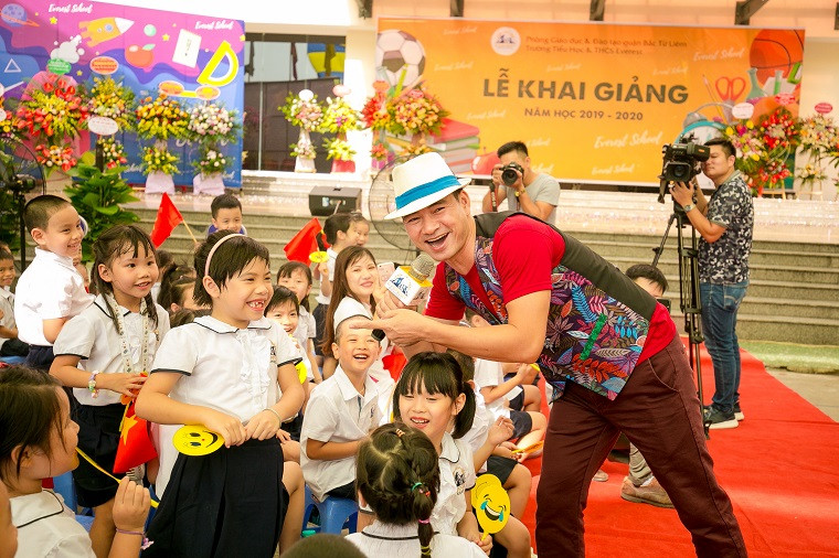 NSƯT Xuân Bắc giao lưu với các em học sinh trường Tiểu học và THCS Everest.