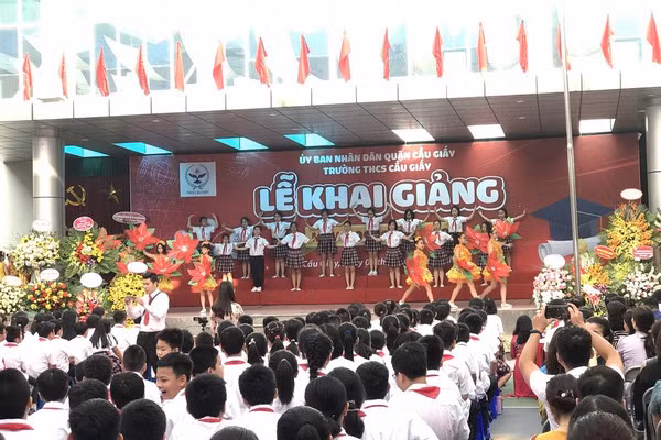 Đông đảo thầy trò, học sinh, phụ huynh trường THCS Cầu Giấy hứng thú xem các tiết mục văn nghệ trước khi buổi lễ chính thức bắt đầu.