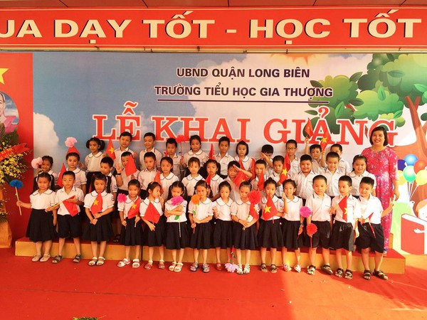 Ghi nhận thêm tại một số trường trên địa bàn Hà Nội, không khí trong ngày khai giảng năm học mới diễn ra trang trọng, ấm áp. Thầy trò trường tiểu học Gia Thượng (Long Biên) háo hức trong buổi lễ đầu năm.