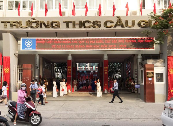 Trường THCS Cầu Giấy đã 9 năm liên tiếp nằm trong top 3 trường có kết quả cao nhất trong kì thi vào lớp 10 THPT khi 70% học sinh thi đỗ vào các trường THPT chuyên.