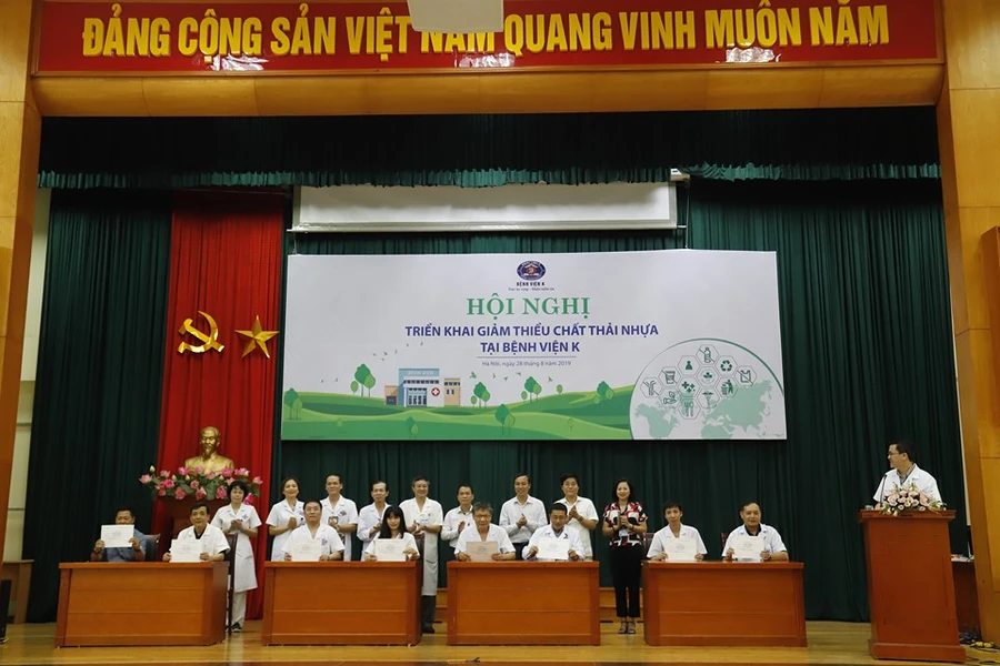 Lãnh đạo các khoa, phòng ký cam kết giảm thiểu chất thải nhựa với lãnh đạo Bệnh viện K.