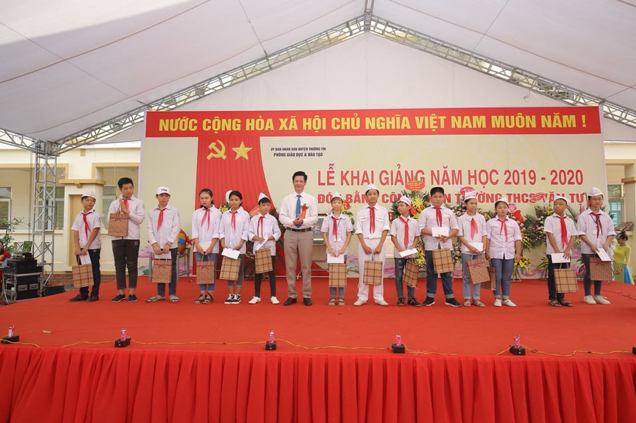 Thầy và trò trường THCS Văn Tự (Thường Tín) hân hoan ngày tựu trường. Thầy và trò trường THCS Văn Tự (Thường Tín) hân hoan ngày tựu trường.
