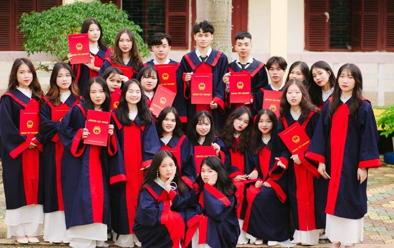 Ninh Việt Hoàng cùng bạn mình chụp ảnh lưu niệm. Ảnh NVCC.