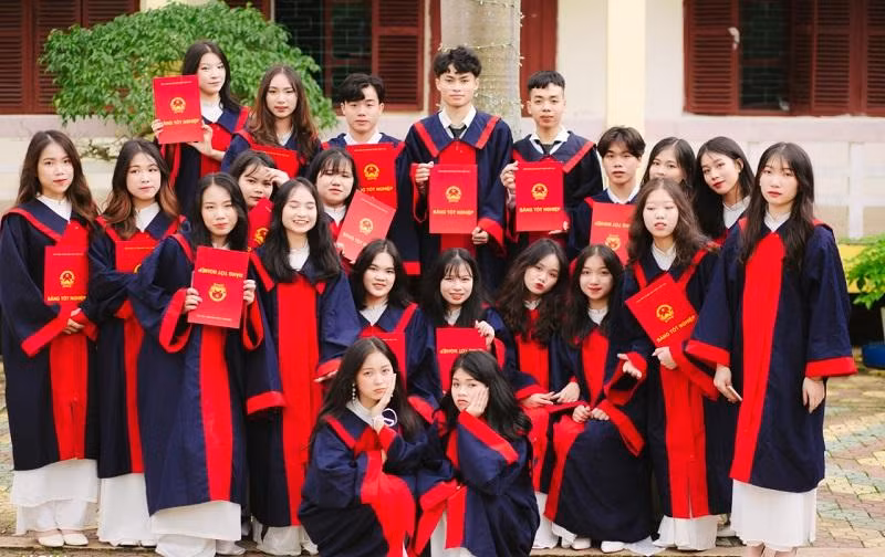 Ninh Việt Hoàng cùng bạn mình chụp ảnh lưu niệm. Ảnh NVCC.