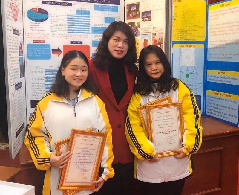Nữ sinh Phương Thúy Thanh (bên trái) ngoài nỗ lực học tập còn tham gia nhiều cuộc thi. Ảnh NVCC.
