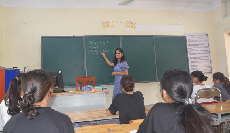 Cô Diệp cùng học trò của mình những ngày ôn thi cuối. Ảnh Ngô Chuyên.