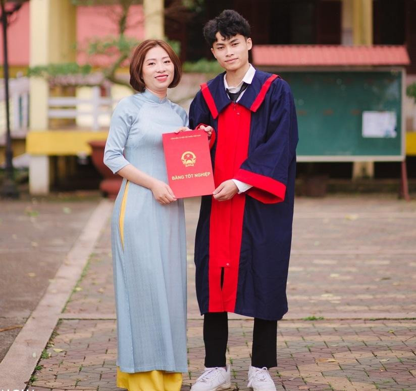 Ninh Việt Hoàng cùng cô giáo của mình. Ảnh NVCC.