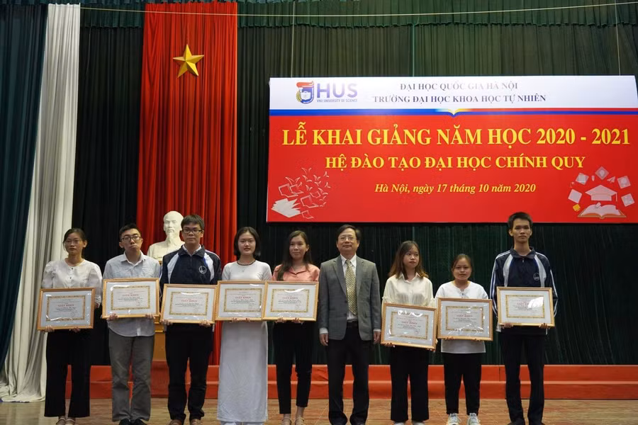 Tiến Anh nhận danh hiệu sinh viên xuất sắc cấp Trường ĐH Khoa học Tự nhiên năm 2020.