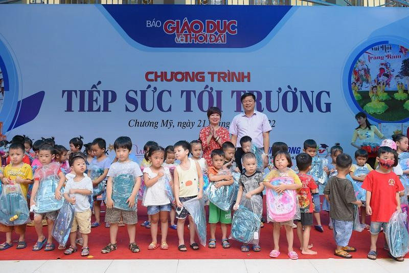 Chương trình &quot;Tiếp sức đến trường&quot; tại Trường tiểu học Phú Nghĩa. Ảnh Thế Đại.