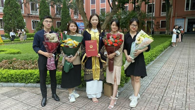 Nguyễn Thị Mỹ (thứ 3 từ phải sang) trong ngày nhận bằng tốt nghiệp. Ảnh NVCC. Nguyễn Thị Mỹ (thứ 3 từ phải sang) trong ngày nhận bằng tốt nghiệp. Ảnh NVCC.