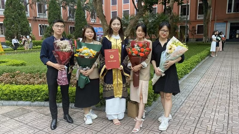 Nguyễn Thị Mỹ (thứ 3 từ phải sang) trong ngày nhận bằng tốt nghiệp. Ảnh NVCC.