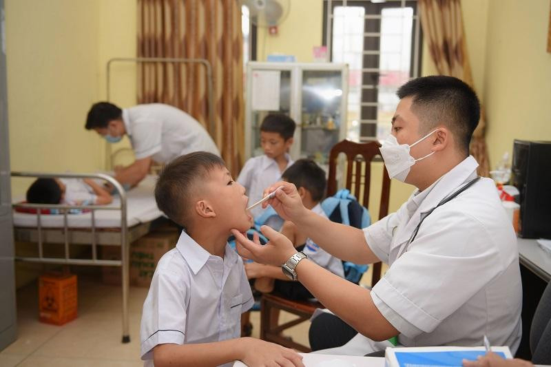 Ths. Bác sĩ Nguyễn Duy Trí Dũng, bệnh viện E khám và tư vấn sức khỏe cho học sinh và trẻ mầm non. Ảnh Thế Đại.
