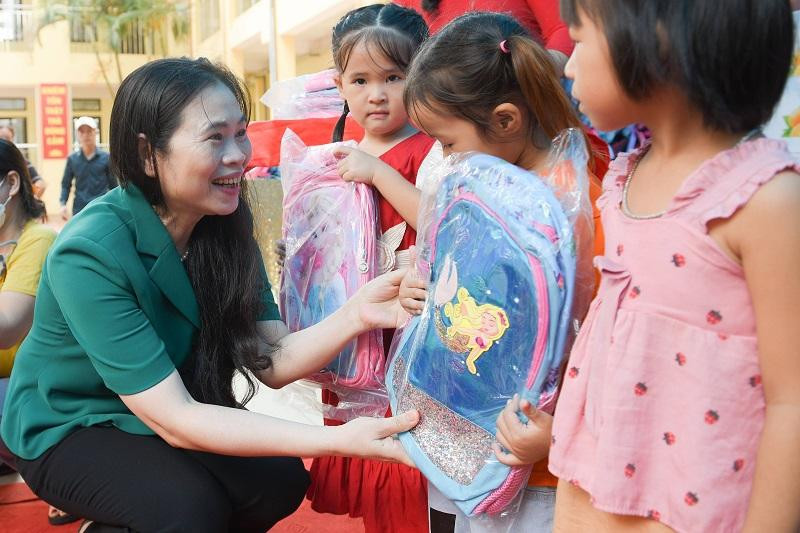 Bà Nguyễn Thị Bích Hợp - Phó Chủ tịch Công đoàn Giáo dục Việt Nam trao quà trẻ mầm non. Ảnh Thế Đại.