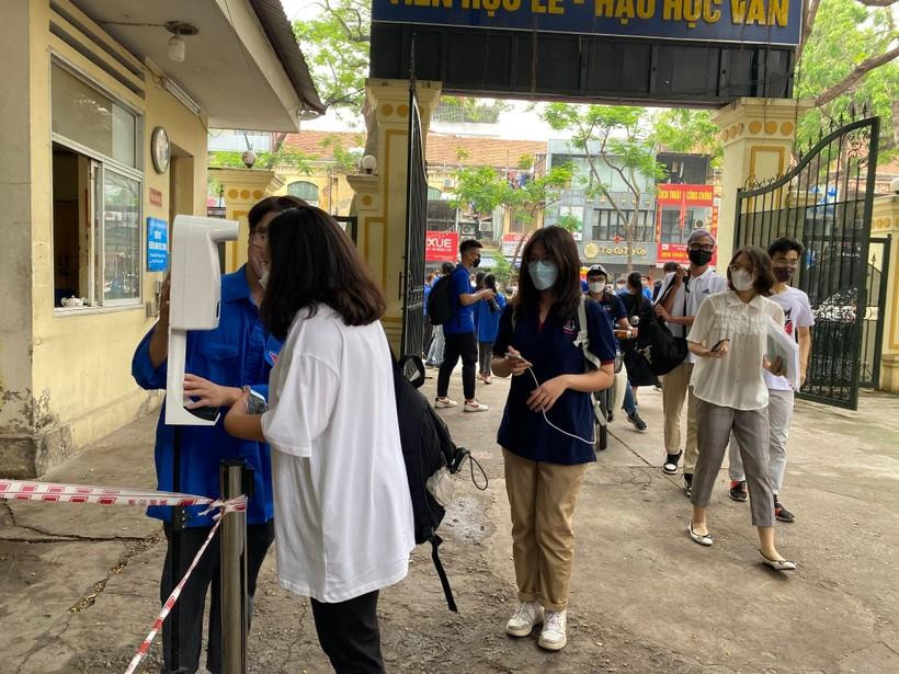 Trước lúc vào trường thi thí sinh sẽ được kiểm tra thân nhiệt, sát khuẩn tay. Ảnh NC Trước lúc vào trường thi thí sinh sẽ được kiểm tra thân nhiệt, sát khuẩn tay. Ảnh NC